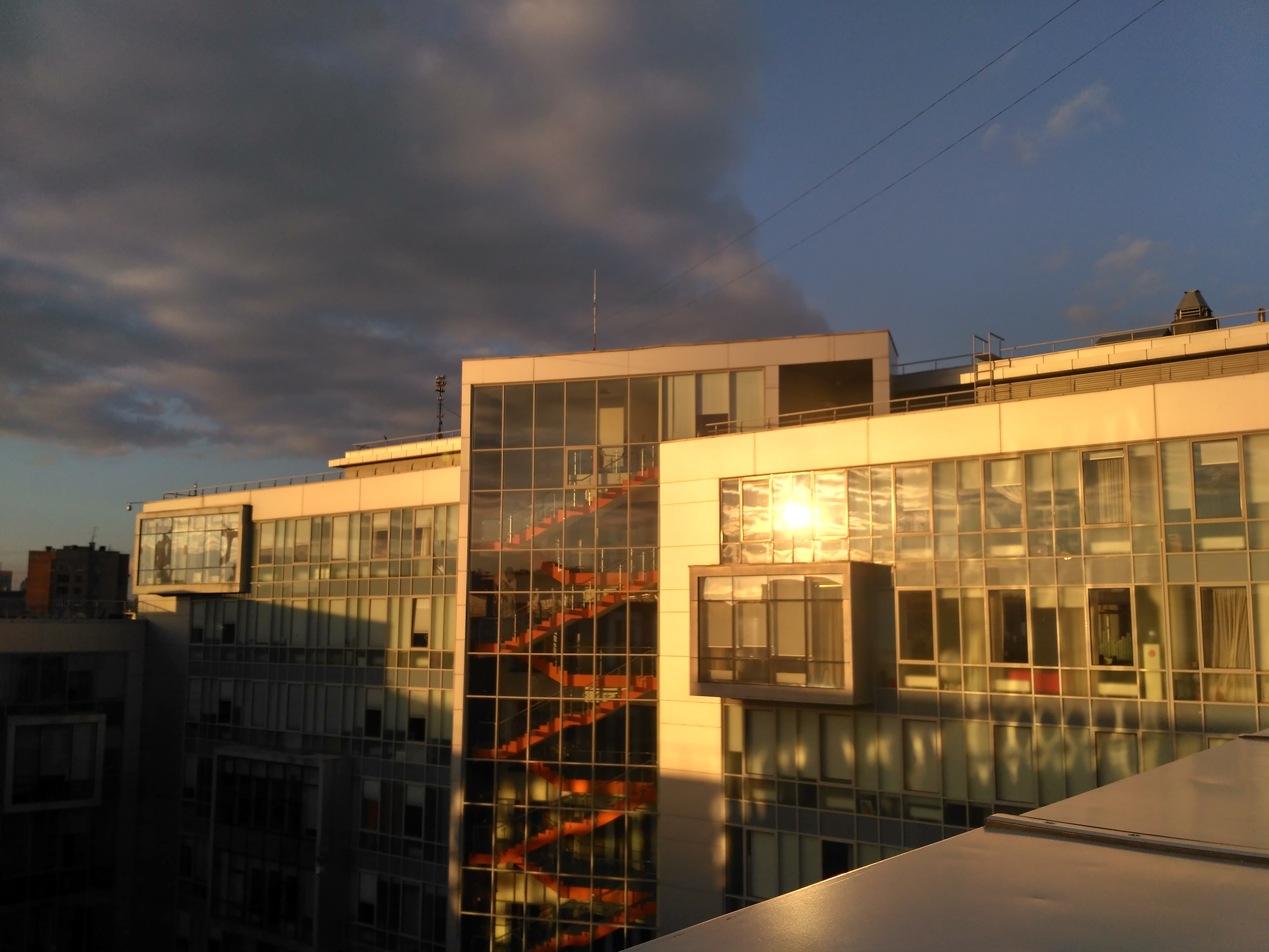 Отражение заката в окнах московского офиса Яндекса